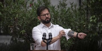 El Gobierno promete sacar unos paneles solares instalados por error en territorio chileno: “O lo vamos a hacer nosotros”, advirtió Boric