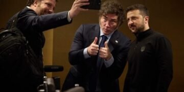 Milei recibe la Orden de la Libertad de manos de Zelenski en la Cumbre Global por la Paz