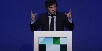 Pettovello dijo que no va a renunciar y se abrazó a Milei: «Vine acá por mi amigo y a mi amigo solo no lo voy a dejar”