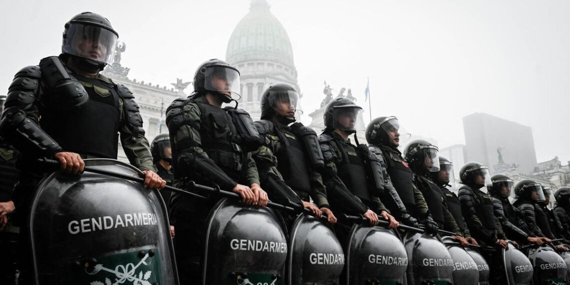 Tensión en el Congreso entre policías y manifestantes: reprimieron a diputados nacionales