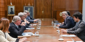 Antes de viajar a Brasil, Caputo se reunió con supermercadistas