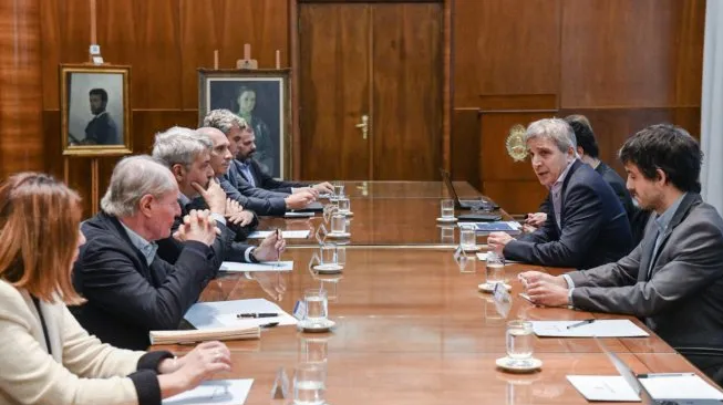 Antes de viajar a Brasil, Caputo se reunió con supermercadistas