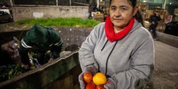Buscan verduras en la basura del Mercado Central para llenar la olla en un comedor: “La gente se pelea por un tomate podrido”