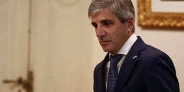 Caputo: “La gente tendrá que vender dólares para pagar impuestos”