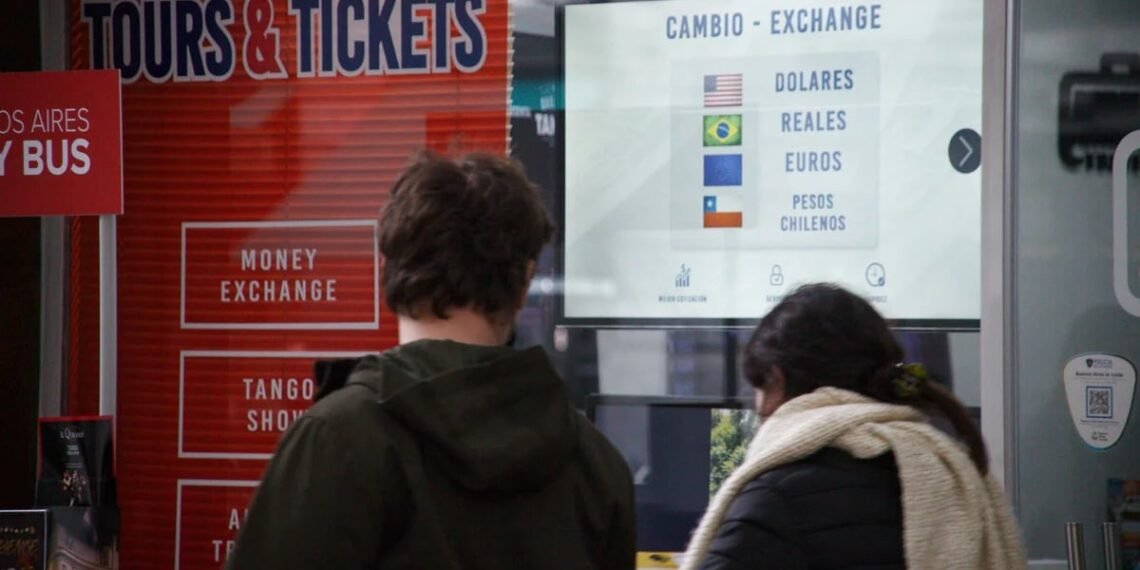 Dólar hoy en vivo: la cotización libre cae por cuarto día y se vende debajo de los $1.400