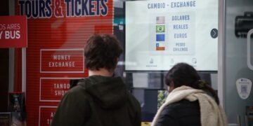 Dólar hoy en vivo: la cotización libre cae por cuarto día y se vende debajo de los $1.400