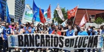 La Cámara de Comercio le pide al Gobierno que limite el derecho a huelga de docentes, bancarios y colectiveros