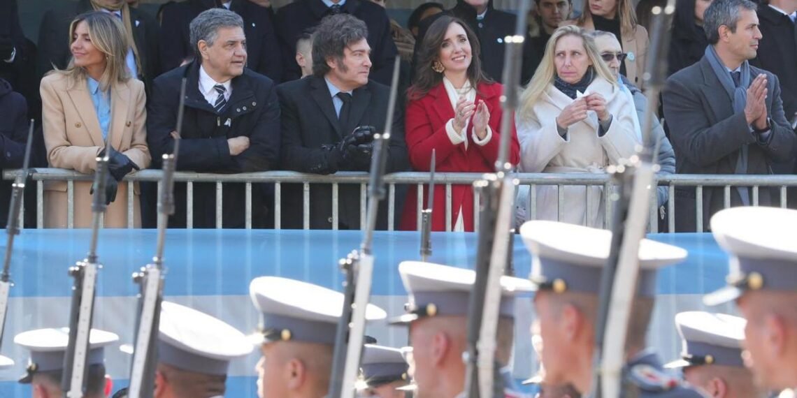 Milei montó un tanque de guerra en un desfile militar grandilocuente y con aires refundacionales