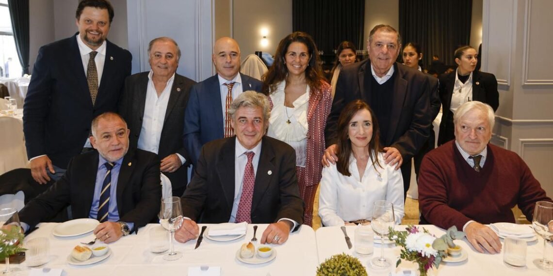 Milei sella su pacto con la Sociedad Rural, que espera anuncios sobre el fin de las retenciones y el cepo