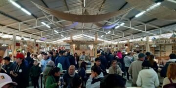 Productores locales ofrecen sus productos en el pabellón de “Bodegas y Delicatessen”