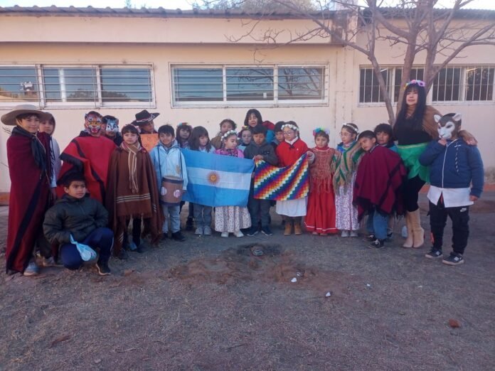 Alumnos de la Escuela N°182 Luis Leopoldo Franco realizaron danza en ofrenda a la Pachamama