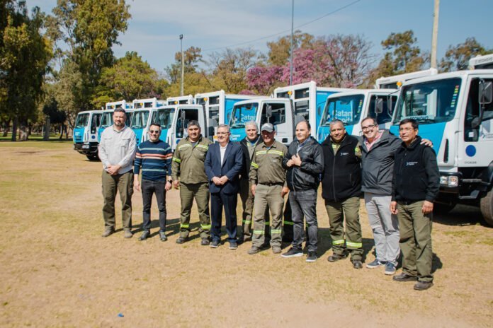 Catamarca refuerza servicios urbanos: ocho nuevos camiones de recolección y riego para la Capital