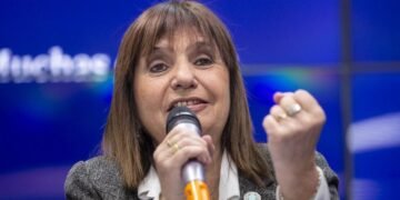 Control de personas, patrullaje y hasta detenciones: el plan de Milei para que los militares vuelvan a las calles