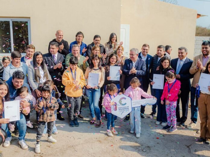 Doce nuevas familias tienen su casa propia en Los Altos