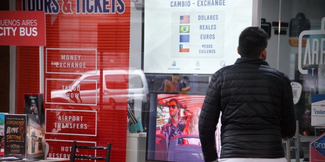 Dólar hoy en vivo: la cotización libre se sostiene a $1.355 por tercera rueda seguida