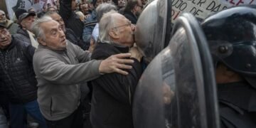 ¿Econochantas?: advierten que ni bajó tanto la deuda, ni subió la jubilación, ni se puede crecer con cepo