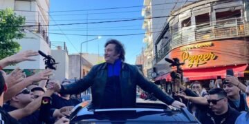 El desembarco de Santiago Caputo en la provincia de Buenos Aires y los nexos libertarios con la «casta» conurbana