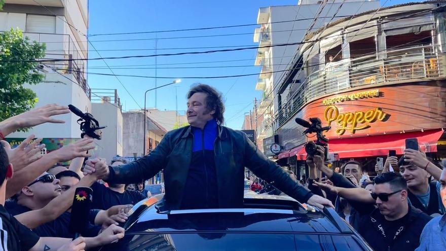 El desembarco de Santiago Caputo en la provincia de Buenos Aires y los nexos libertarios con la «casta» conurbana