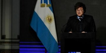 Estalla un nuevo conflicto diplomático con Londres, mientras gana fama la consultora de Santiago Caputo