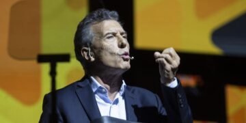 La «semana negra» de Santiago Caputo: doble revés en el Congreso y una escapada al sur, bajo el acecho de Macri