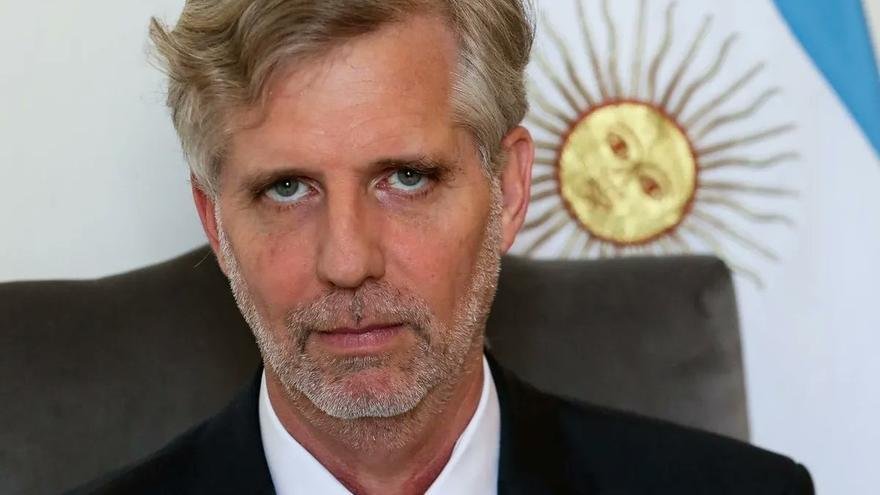 La SIDE mete la cola y atiza el fuego de la discordia entre Santiago Caputo y Mauricio Macri