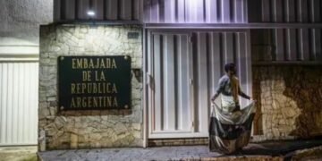 Los diplomáticos argentinos viajaron a Portugal tras ser expulsados de Venezuela por Maduro