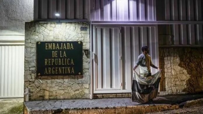 Los diplomáticos argentinos viajaron a Portugal tras ser expulsados de Venezuela por Maduro