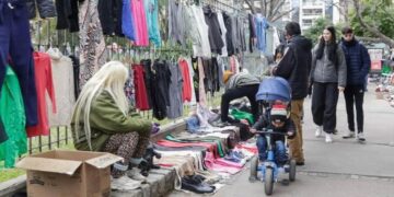 No llegaban a fin de mes y decidieron salir a vender a la calle: historias de las manteras de Parque Centenario