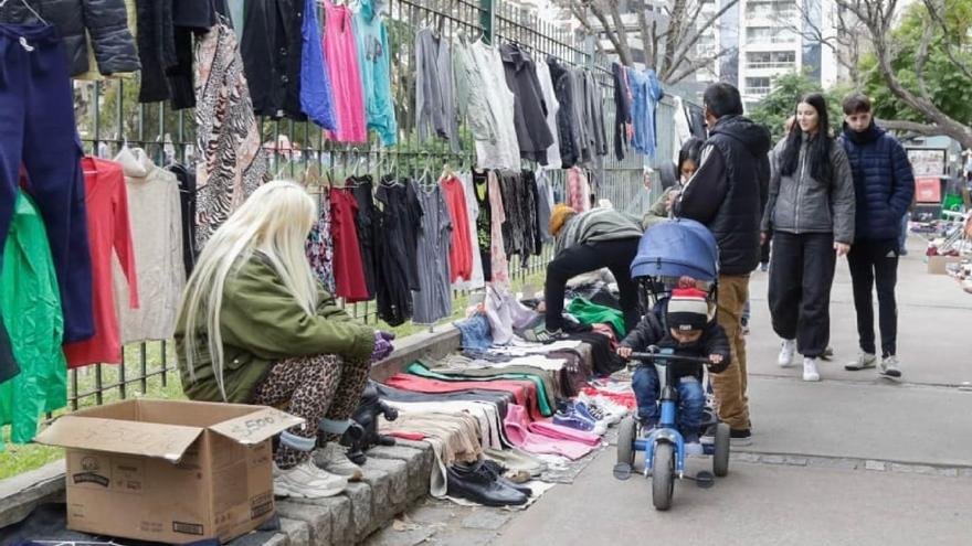 No llegaban a fin de mes y decidieron salir a vender a la calle: historias de las manteras de Parque Centenario