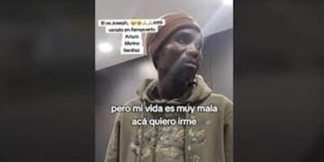 Un ciudadano haitiano vive hace casi dos años en el aeropuerto de Santiago de Chile