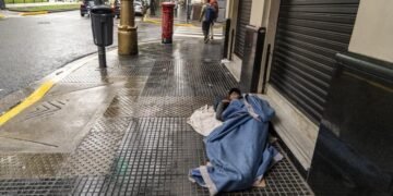 Una persona en situación de calle muere cada 64 horas en Argentina