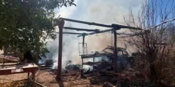 Voraz incendio en Belén: Fuego arrasa con quincho y automóvil