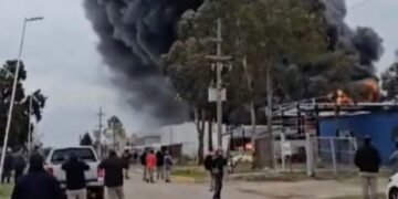 Voraz incendio en una fábrica que produce resinas en el Parque Industrial de Gualeguaychú