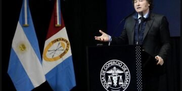 Comienza a regir la baja del impuesto PAÍS: dudas sobre su impacto en precios, temor en la industria y más ajuste fiscal