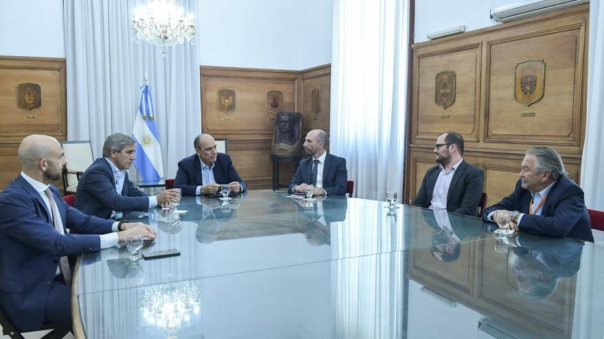 El Gobierno negocia con empresas en apuros para entregar servicios de Aerolíneas Argentinas
