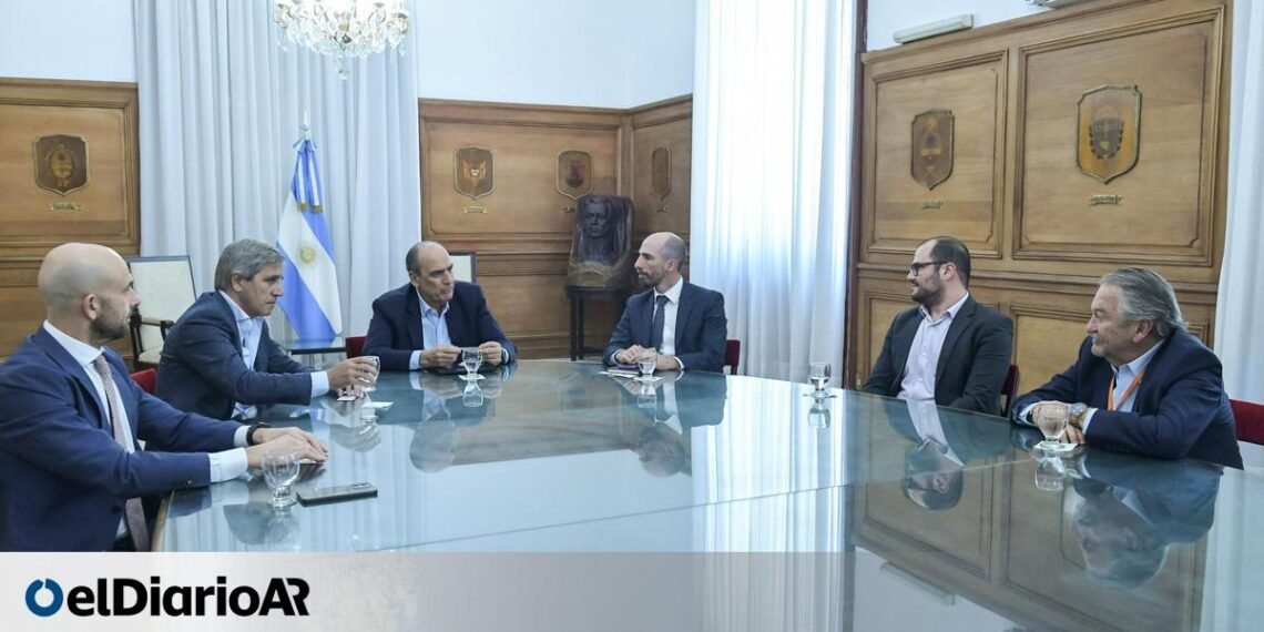 En pleno conflicto con Aerolíneas, Caputo y Francos recibieron a representantes de la brasileña Gol en la Casa Rosada
