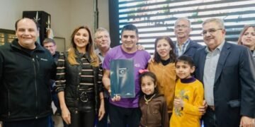 Entregaron 130 escrituras a vecinos del barrio San Antonio Sur y al Club Vélez Sarsfield