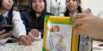 Estudiantes de Catamarca realizan un juego didáctico para facilitar el aprendizaje en el nivel inicial