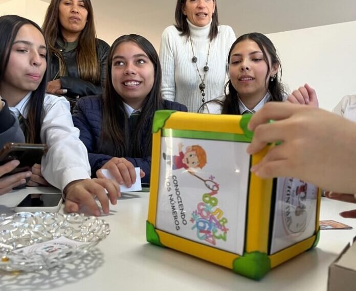 Estudiantes de Catamarca realizan un juego didáctico para facilitar el aprendizaje en el nivel inicial