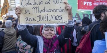 Fuerzas policiales bloquean una marcha al Puente Pueyrredón contra el hambre infantil, el desempleo y los salarios que no alcanzan