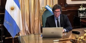 La pobreza escaló casi 13 puntos y llegó al 52,9% en la primera mitad del año, la cifra más alta en dos décadas