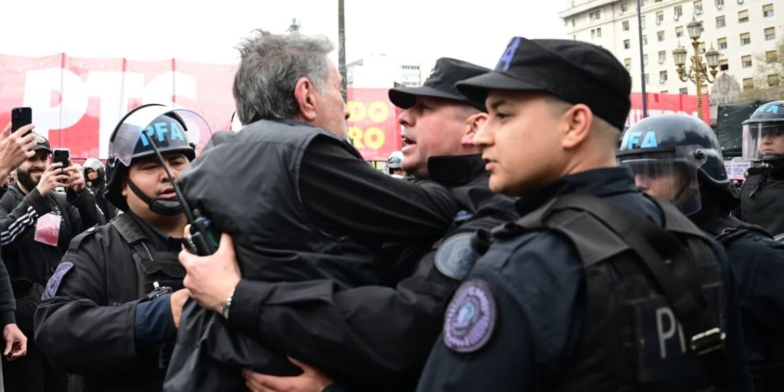 Marcha contra el veto, en vivo: incidentes en las afueras del Congreso tras la votación en el recinto
