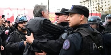 Marcha contra el veto, en vivo: incidentes en las afueras del Congreso tras la votación en el recinto