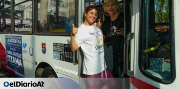 Micros, militancia y credos libertarios: las imágenes de la previa del acto de Milei en Parque Lezama