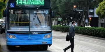Milei y Jorge Macri sellaron el acuerdo para traspasar a CABA 31 líneas de colectivos y por ahora no sube el precio de los boletos