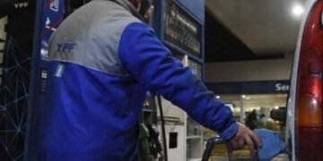 Aumentan nuevamente los precios de la nafta y el gasoil desde noviembre: la suba será del 4%