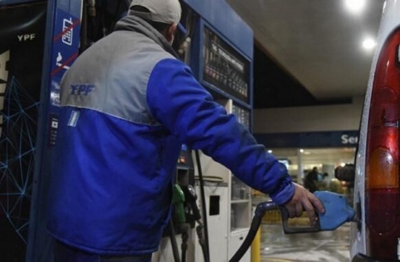 Aumentan nuevamente los precios de la nafta y el gasoil desde noviembre: la suba será del 4%