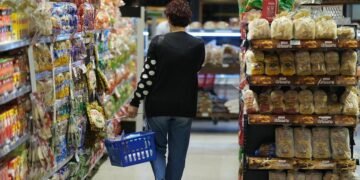 La industria y la construcción siguen en caída libre en la era Milei: en agosto cayeron 7% y 26%