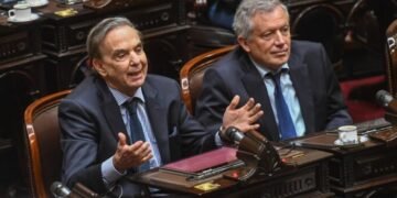 La oposición busca limitar el uso de decretos por parte de Milei y plantea reformas a la ley de DNU