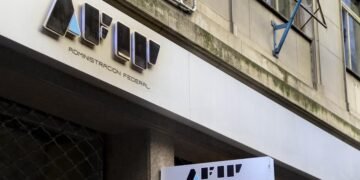 Milei elimina la AFIP pero aún les debe el reintegro de Ganancias a cientos de miles de contribuyentes
